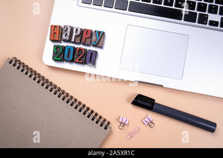 Happy 2020, Worte von Wooden Buchstaben des Alphabets. Arbeitsplatz, Kollegen, viel Glück und neue Ziele Konzept Stockfoto