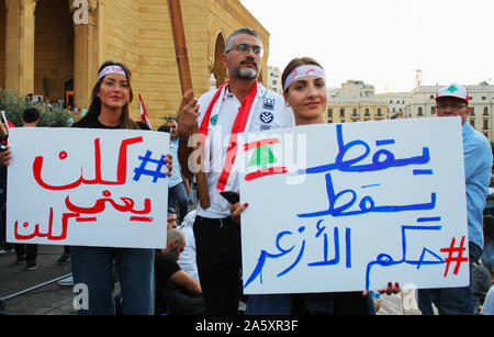 Beirut, Beirut, Libanon. 22 Okt, 2019. Libanesische Demonstranten nehmen an einem Protest gegen die verheerende wirtschaftliche Bedingungen in Beirut am 22. Oktober 2019. Zehntausende libanesische Demonstranten hielten das Land auf lockdown, da sie für einen sechsten Tag anspruchsvolle neue Führer trotz Annahme der Regierung Notfall wirtschaftlichen Rettungsplan gesammelt. Demonstrationen, zunächst ausgelöst durch eine vorgeschlagene Steuer auf WhatsApp und anderen Messaging Apps haben in eine beispiellose cross-sektiererische Straße Mobilisierung gegen die politische Klasse gewachsen (Credit Bild: © Fatima Abdullah/APA Bilder über ZUMA Stockfoto