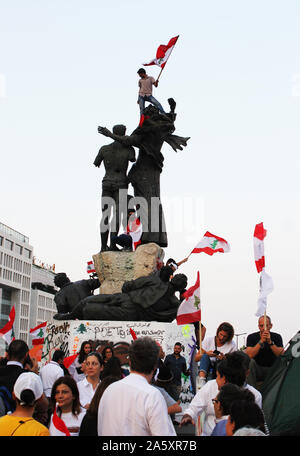 Beirut, Beirut, Libanon. 22 Okt, 2019. Libanesische Demonstranten nehmen an einem Protest gegen die verheerende wirtschaftliche Bedingungen in Beirut am 22. Oktober 2019. Zehntausende libanesische Demonstranten hielten das Land auf lockdown, da sie für einen sechsten Tag anspruchsvolle neue Führer trotz Annahme der Regierung Notfall wirtschaftlichen Rettungsplan gesammelt. Demonstrationen, zunächst ausgelöst durch eine vorgeschlagene Steuer auf WhatsApp und anderen Messaging Apps haben in eine beispiellose cross-sektiererische Straße Mobilisierung gegen die politische Klasse gewachsen (Credit Bild: © Fatima Abdullah/APA Bilder über ZUMA Stockfoto