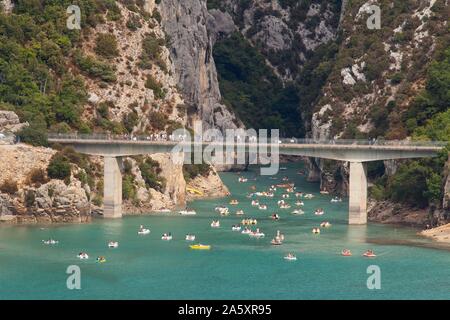 Die Brücke am Lac de Sainte-Croix, Gorges du Verdon, Verdon Schlucht, Provence-Alpes-Cote d'Azur, Provence, Frankreich Stockfoto