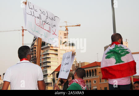Beirut, Beirut, Libanon. 22 Okt, 2019. Libanesische Demonstranten nehmen an einem Protest gegen die verheerende wirtschaftliche Bedingungen in Beirut am 22. Oktober 2019. Zehntausende libanesische Demonstranten hielten das Land auf lockdown, da sie für einen sechsten Tag anspruchsvolle neue Führer trotz Annahme der Regierung Notfall wirtschaftlichen Rettungsplan gesammelt. Demonstrationen, zunächst ausgelöst durch eine vorgeschlagene Steuer auf WhatsApp und anderen Messaging Apps haben in eine beispiellose cross-sektiererische Straße Mobilisierung gegen die politische Klasse gewachsen (Credit Bild: © Fatima Abdullah/APA Bilder über ZUMA Stockfoto