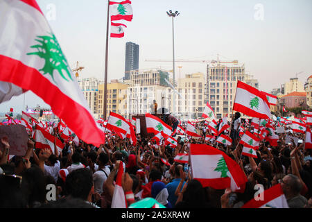 Beirut, Beirut, Libanon. 22 Okt, 2019. Libanesische Demonstranten nehmen an einem Protest gegen die verheerende wirtschaftliche Bedingungen in Beirut am 22. Oktober 2019. Zehntausende libanesische Demonstranten hielten das Land auf lockdown, da sie für einen sechsten Tag anspruchsvolle neue Führer trotz Annahme der Regierung Notfall wirtschaftlichen Rettungsplan gesammelt. Demonstrationen, zunächst ausgelöst durch eine vorgeschlagene Steuer auf WhatsApp und anderen Messaging Apps haben in eine beispiellose cross-sektiererische Straße Mobilisierung gegen die politische Klasse gewachsen (Credit Bild: © Fatima Abdullah/APA Bilder über ZUMA Stockfoto