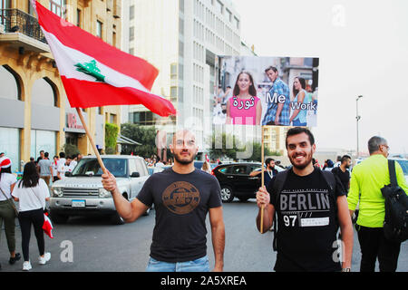 Beirut, Beirut, Libanon. 22 Okt, 2019. Libanesische Demonstranten nehmen an einem Protest gegen die verheerende wirtschaftliche Bedingungen in Beirut am 22. Oktober 2019. Zehntausende libanesische Demonstranten hielten das Land auf lockdown, da sie für einen sechsten Tag anspruchsvolle neue Führer trotz Annahme der Regierung Notfall wirtschaftlichen Rettungsplan gesammelt. Demonstrationen, zunächst ausgelöst durch eine vorgeschlagene Steuer auf WhatsApp und anderen Messaging Apps haben in eine beispiellose cross-sektiererische Straße Mobilisierung gegen die politische Klasse gewachsen (Credit Bild: © Fatima Abdullah/APA Bilder über ZUMA Stockfoto