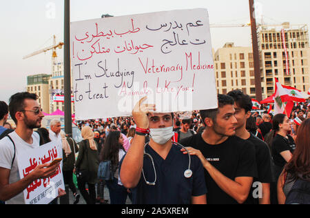 Beirut, Beirut, Libanon. 22 Okt, 2019. Libanesische Demonstranten nehmen an einem Protest gegen die verheerende wirtschaftliche Bedingungen in Beirut am 22. Oktober 2019. Zehntausende libanesische Demonstranten hielten das Land auf lockdown, da sie für einen sechsten Tag anspruchsvolle neue Führer trotz Annahme der Regierung Notfall wirtschaftlichen Rettungsplan gesammelt. Demonstrationen, zunächst ausgelöst durch eine vorgeschlagene Steuer auf WhatsApp und anderen Messaging Apps haben in eine beispiellose cross-sektiererische Straße Mobilisierung gegen die politische Klasse gewachsen (Credit Bild: © Fatima Abdullah/APA Bilder über ZUMA Stockfoto