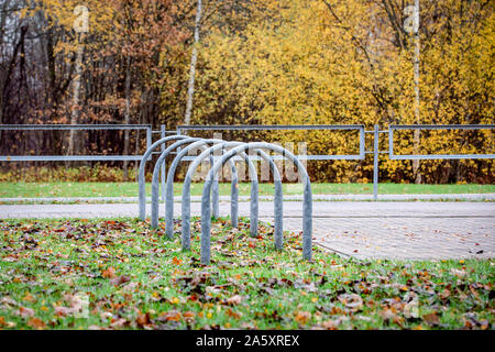 Leere outdoor Fahrrad parken in der City Park. Regnerischen Herbst Tag. Farbige Blätter Stockfoto