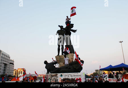 Beirut, Beirut, Libanon. 22 Okt, 2019. Libanesische Demonstranten nehmen an einem Protest gegen die verheerende wirtschaftliche Bedingungen in Beirut am 22. Oktober 2019. Zehntausende libanesische Demonstranten hielten das Land auf lockdown, da sie für einen sechsten Tag anspruchsvolle neue Führer trotz Annahme der Regierung Notfall wirtschaftlichen Rettungsplan gesammelt. Demonstrationen, zunächst ausgelöst durch eine vorgeschlagene Steuer auf WhatsApp und anderen Messaging Apps haben in eine beispiellose cross-sektiererische Straße Mobilisierung gegen die politische Klasse gewachsen (Credit Bild: © Fatima Abdullah/APA Bilder über ZUMA Stockfoto