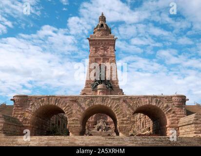 Abbildung von Friedrich I. Barbarossa und Reiterstandbild von Kaiser Wilhelm I., Kyffhauser Denkmal, Kyffhauser natur park Park, Thüringen, Deutschland Stockfoto