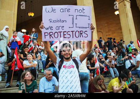 Beirut, Beirut, Libanon. 22 Okt, 2019. Libanesische Demonstranten nehmen an einem Protest gegen die verheerende wirtschaftliche Bedingungen in Beirut am 22. Oktober 2019. Zehntausende libanesische Demonstranten hielten das Land auf lockdown, da sie für einen sechsten Tag anspruchsvolle neue Führer trotz Annahme der Regierung Notfall wirtschaftlichen Rettungsplan gesammelt. Demonstrationen, zunächst ausgelöst durch eine vorgeschlagene Steuer auf WhatsApp und anderen Messaging Apps haben in eine beispiellose cross-sektiererische Straße Mobilisierung gegen die politische Klasse gewachsen (Credit Bild: © Fatima Abdullah/APA Bilder über ZUMA Stockfoto