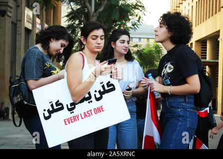 Beirut, Beirut, Libanon. 22 Okt, 2019. Libanesische Demonstranten nehmen an einem Protest gegen die verheerende wirtschaftliche Bedingungen in Beirut am 22. Oktober 2019. Zehntausende libanesische Demonstranten hielten das Land auf lockdown, da sie für einen sechsten Tag anspruchsvolle neue Führer trotz Annahme der Regierung Notfall wirtschaftlichen Rettungsplan gesammelt. Demonstrationen, zunächst ausgelöst durch eine vorgeschlagene Steuer auf WhatsApp und anderen Messaging Apps haben in eine beispiellose cross-sektiererische Straße Mobilisierung gegen die politische Klasse gewachsen (Credit Bild: © Fatima Abdullah/APA Bilder über ZUMA Stockfoto