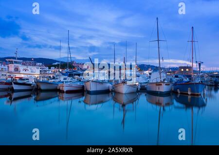 Boote in den Hafen von Saint Tropez am Abend, Var, Provence-Alpes-Cote d'Azur, Frankreich Stockfoto