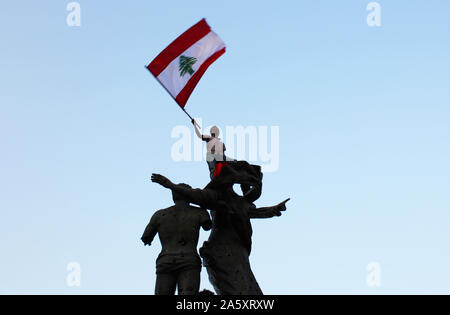 Beirut, Beirut, Libanon. 22 Okt, 2019. Libanesische Demonstranten nehmen an einem Protest gegen die verheerende wirtschaftliche Bedingungen in Beirut am 22. Oktober 2019. Zehntausende libanesische Demonstranten hielten das Land auf lockdown, da sie für einen sechsten Tag anspruchsvolle neue Führer trotz Annahme der Regierung Notfall wirtschaftlichen Rettungsplan gesammelt. Demonstrationen, zunächst ausgelöst durch eine vorgeschlagene Steuer auf WhatsApp und anderen Messaging Apps haben in eine beispiellose cross-sektiererische Straße Mobilisierung gegen die politische Klasse gewachsen (Credit Bild: © Fatima Abdullah/APA Bilder über ZUMA Stockfoto