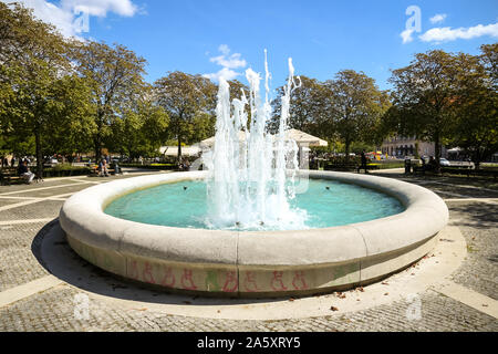 Zagreb, Kroatien - 20. September 2019: Leute um Springbrunnen sitzen im Park auf König Tomislav Square in der Innenstadt von Zagreb, Kroatien. Stockfoto