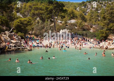 Strand Urlauber am Strand in der Bucht Calanque de Port-Pin, Nationalpark Calanques, Cassis, Departement Bouches-du-Rhone, Provence-Alpes-Cote Stockfoto