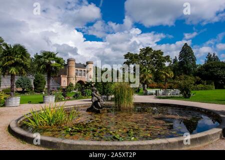 Seerose Becken vor der gewölbte Gebäude, der Botanische Garten in Karlsruhe Schlossgarten, Karlsruhe, Oberschwaben, Baden-Württemberg, Deutschland Stockfoto