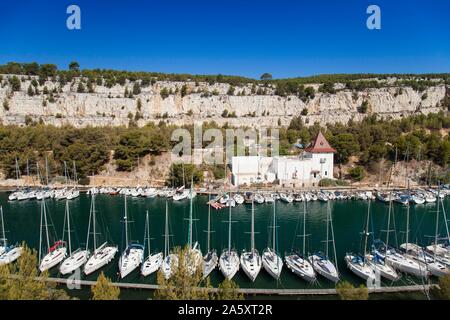 Segelboote im Hafen von Calanque de Port Miou, Parc National des Calanques, Cassis, Bouches-du-Rhone, Provence-Alpes-Cote d'Azur, National Park Stockfoto