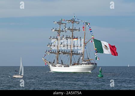 Mexikanische Rinde Cuauhtemoc verlässt die Hanse Sail mit Seeleute der Masten, Warnemünde, Rostock, Mecklenburg-Vorpommern, Deutschland Stockfoto