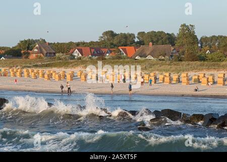 Stürmische Brandung am Strand von Wustrow, Mecklenburg-Vorpommern, Deutschland Stockfoto