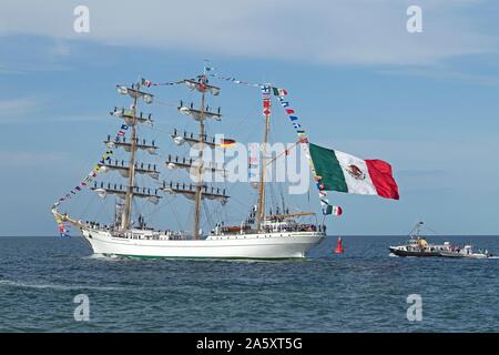 Mexikanische Rinde Cuauhtemoc verlässt die Hanse Sail mit Seeleute der Masten, Warnemünde, Rostock, Mecklenburg-Vorpommern, Deutschland Stockfoto