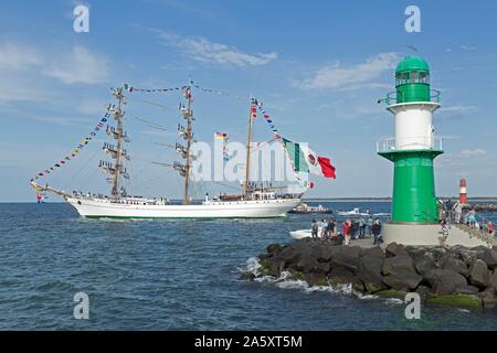 Mexikanische Rinde Cuauhtemoc verlässt die Hanse Sail mit Seeleute der Masten, Warnemünde, Rostock, Mecklenburg-Vorpommern, Deutschland Stockfoto