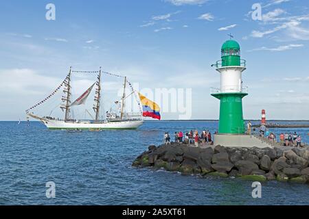 Kolumbianische Rinde Gloria verlässt die Hanse Sail mit Seeleute der Masten, Warnemünde, Rostock, Mecklenburg-Vorpommern, Deutschland Stockfoto