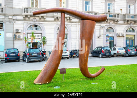 Blick auf griechische Pi-Statue auf der Largo Nicola Calipari Square in Syrakus. Sizilien, Italien Stockfoto