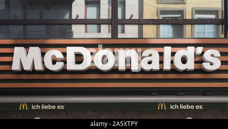 Düsseldorf, Deutschland - ca. August 2019: McDonald's Sign Stockfoto