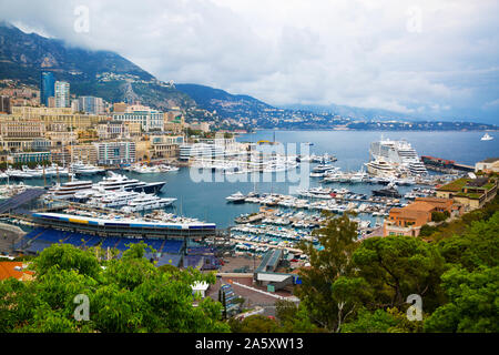 Monaco, Panoramablick auf den Hafen von Fontvieille. Französische Riviera, azur Küste. Bucht mit viel Luxus Yachten. Stockfoto