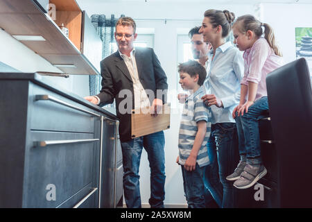 Verkäufer, die Familie die Merkmale einer neuen Küche Stockfoto