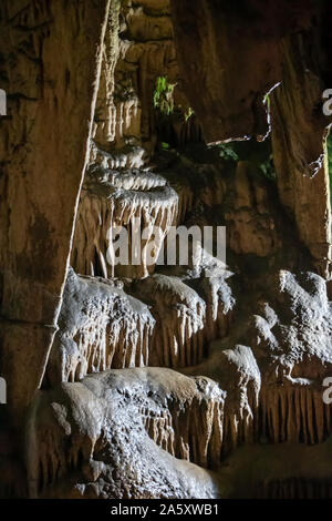 Blick über Ledenika cave Innenraum, Wraza, Bulgarien. Stockfoto