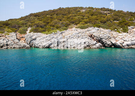 Blau und türkis-grüne Wasser des Meeres (Ozean) und die Küste von unbewohnten Insel. Stockfoto