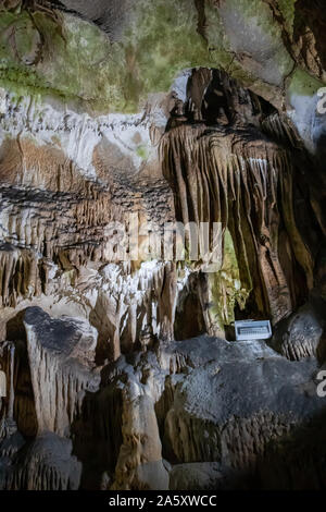 Blick über Ledenika cave Innenraum, Wraza, Bulgarien. Stockfoto