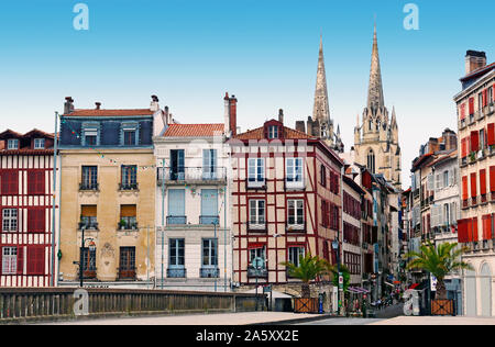 Die alten Häuser und die kleine Straße von Bayonne im Baskenland. Stockfoto