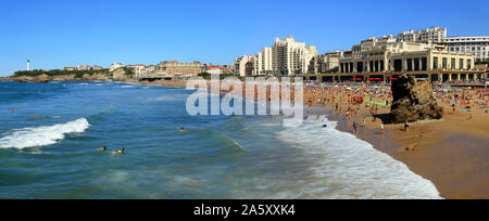 Die felsige Küste und der breite Strand von Biarritz im Sommer. Stockfoto
