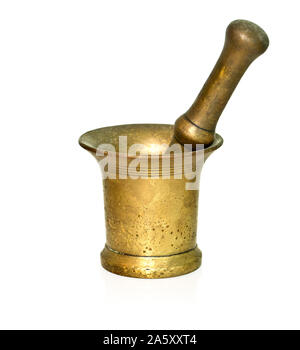 Nahaufnahme des alten Bronze Mörser mit Pistill auf weißem Hintergrund Stockfoto