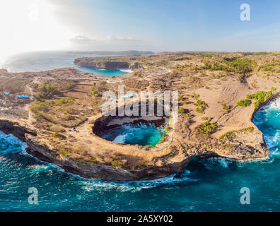 Landschaft über gebrochene Strand in Nusa Penida, Indonesien die Engel BillaBong Strand. Beliebtes Reiseziel Bali Stockfoto