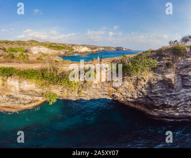 Landschaft über gebrochene Strand in Nusa Penida, Indonesien die Engel BillaBong Strand. Beliebtes Reiseziel Bali Stockfoto