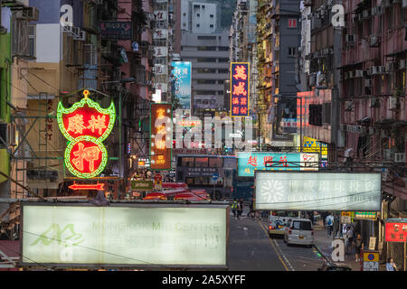 Lebendige Leuchtreklamen und hellen Straßenlaternen leuchten oberhalb der arbeitsreichen Nacht Traffic in Kowloon, Hong Kong und China. Stockfoto