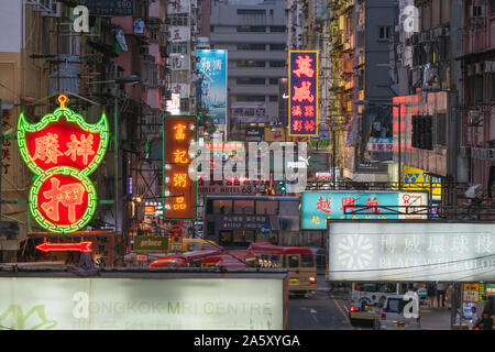 Lebendige Leuchtreklamen und hellen Straßenlaternen leuchten oberhalb der arbeitsreichen Nacht Traffic in Kowloon, Hong Kong und China. Stockfoto