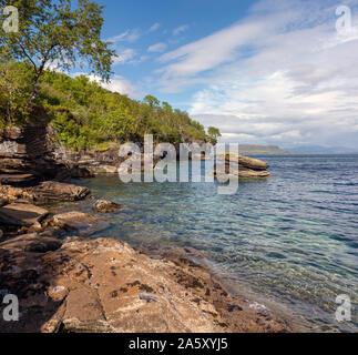 Einer kleinen felsigen Bucht mit Erodierten Klippen und überhängenden Bäume am Ufer des Loch Slapin in der Nähe von Elgol, Isle of Skye, Schottland, Großbritannien Stockfoto