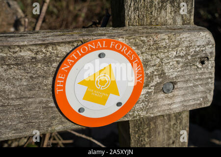 Runde' Der nationalen Wald Weg' Fußweg weg - marker Zeichen auf Zaunpfosten, Ticknall, Derbyshire, England, Großbritannien Stockfoto