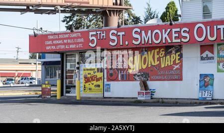 Oktober 15, 2019: Berks County, Pennsylvania, USA: Außenansicht der Vape und Zigarette Store auf viel befahrenen Straße. Stockfoto