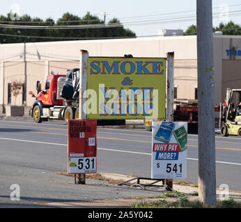 Vape und Rauch Schild auf der viel befahrenen Straße. Stockfoto