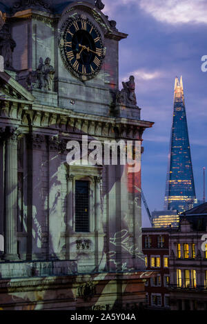 London, Großbritannien. 23 Okt, 2019. Ein historisches England installation Wo Licht fällt, eine festliche Beleuchtung Event an die St Paul's Kathedrale in diesem Herbst. Das Licht feiert die Helden des Alltags der Zweiten Welt Krieg, die ihr Leben riskierten, um die Plätze, die Sie geliebt zu schützen, binden in den Gedenkfeiern zum 80. Jahrestag dieses Jahr. Projektionen von Doppel- Projektionen mit neuen Poesie von London-basierte dichter Keith Jarrett das Gebäude beleuchten und die Geschichte von der Hl. Paulus beobachten, die das Überleben der Kathedrale während der Blitz sichergestellt. Credit: Guy Bell/Alamy leben Nachrichten Stockfoto