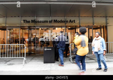 New York, USA. 22 Okt, 2019. Menschen besuchen Sie das Museum der Modernen Kunst (MoMA) in Manhattan von New York, die Vereinigten Staaten, Oktober 22, 2019. MoMA wurde der Öffentlichkeit am Montag wieder aufgenommen, nachdem sie seit Juni 15 für Renovierung und Umgestaltung seiner Galerien geschlossen. Credit: Han Fang/Xinhua/Alamy leben Nachrichten Stockfoto
