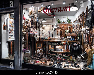 Italien, Veneto, Venedig, männlichen Arbeitnehmer in Leder workshop Stockfoto