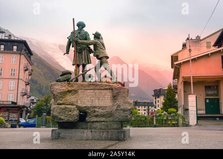 Chamonix Mont-Blanc, Frankreich - Oktober 4, 2019: Blick auf die Statue von Balmat und Paccard, Street im Zentrum der berühmten Skigebiet in den Französischen Alpen Stockfoto