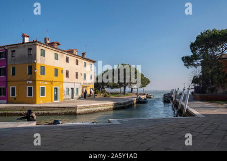 Italien, Veneto, Venedig, Burano, Lagune, Insel, mit Blick auf die kleinen und bunten Dorf Burano Stockfoto