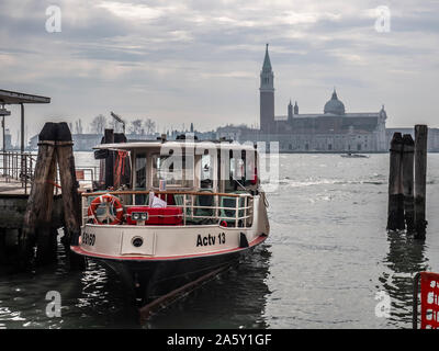 Italien, Veneto, Venedig, ein Vaporetto in der Nähe der Insel Giudecca Stockfoto
