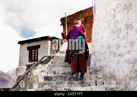 JAMMU, Kaschmir, Indien - 21. März: Tibetische Menschen laufen auf Stein Treppe Schritt bis zu Diskit Kloster Tashi Galdan Chuling Gompa von Nubra Tal von Leh La Stockfoto