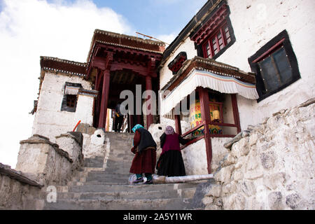 JAMMU, Kaschmir, Indien - 21. März: Tibetische Menschen laufen auf Stein Treppe Schritt bis zu Diskit Kloster Tashi Galdan Chuling Gompa von Nubra Tal von Leh La Stockfoto